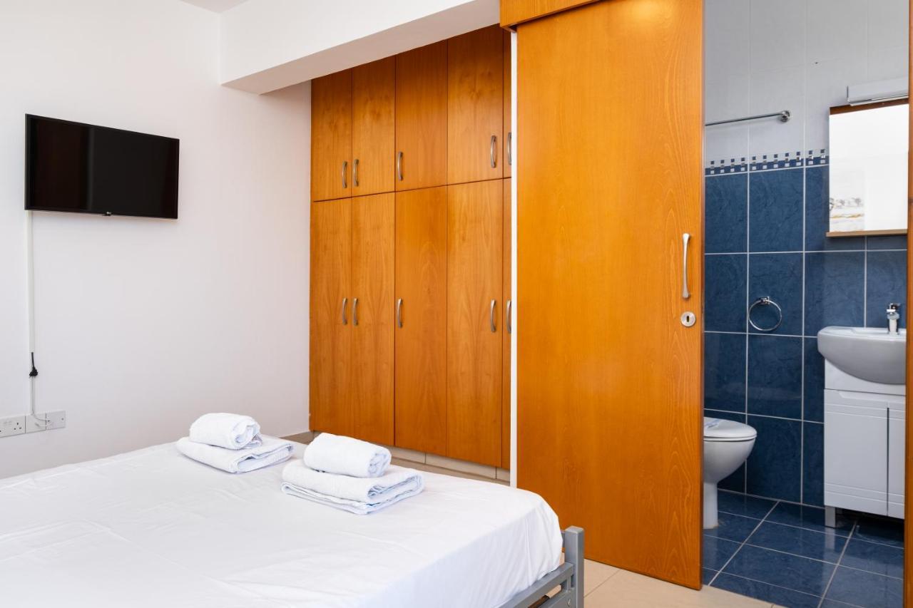 The Saline Views Makenzy Apartment Larnaca Bagian luar foto