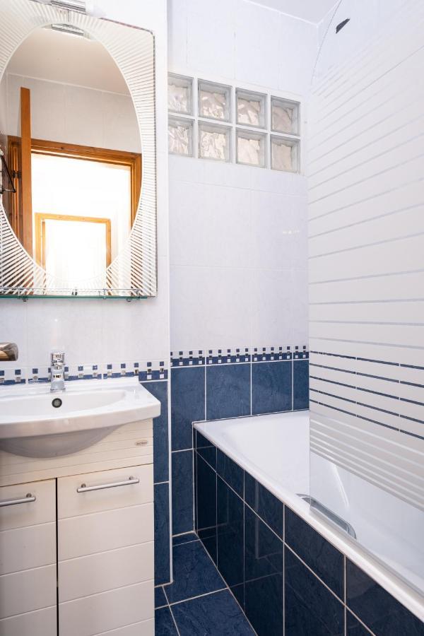 The Saline Views Makenzy Apartment Larnaca Bagian luar foto