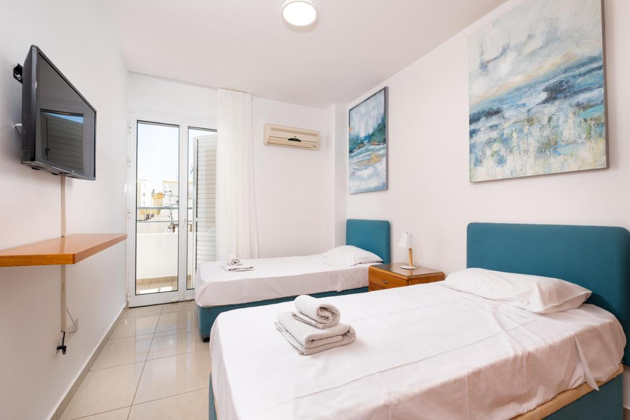 The Saline Views Makenzy Apartment Larnaca Bagian luar foto