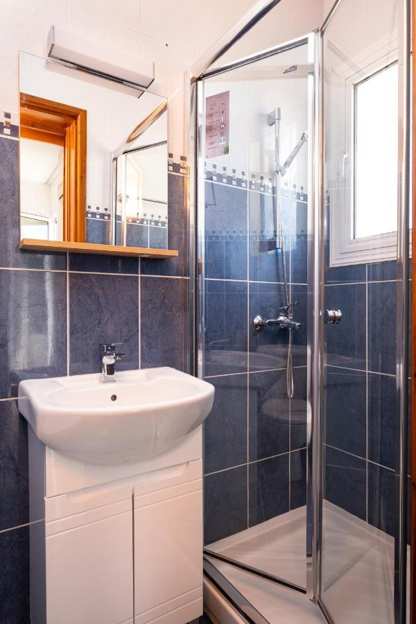 The Saline Views Makenzy Apartment Larnaca Bagian luar foto