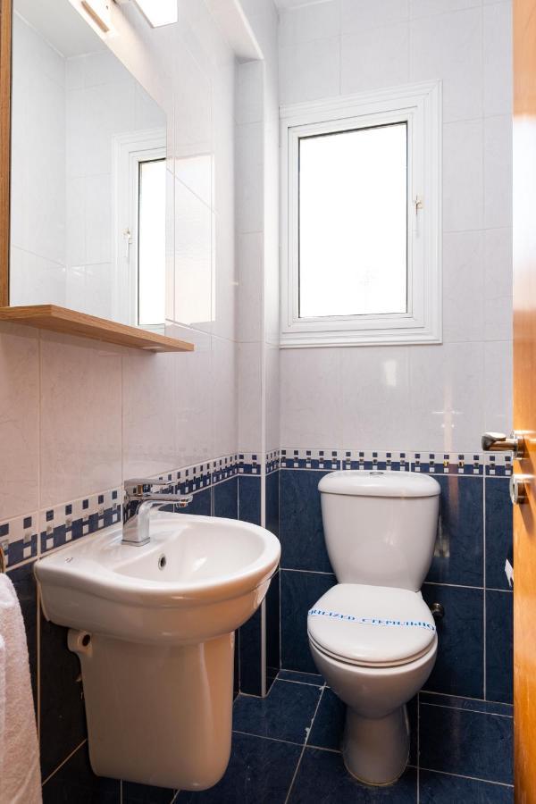 The Saline Views Makenzy Apartment Larnaca Bagian luar foto