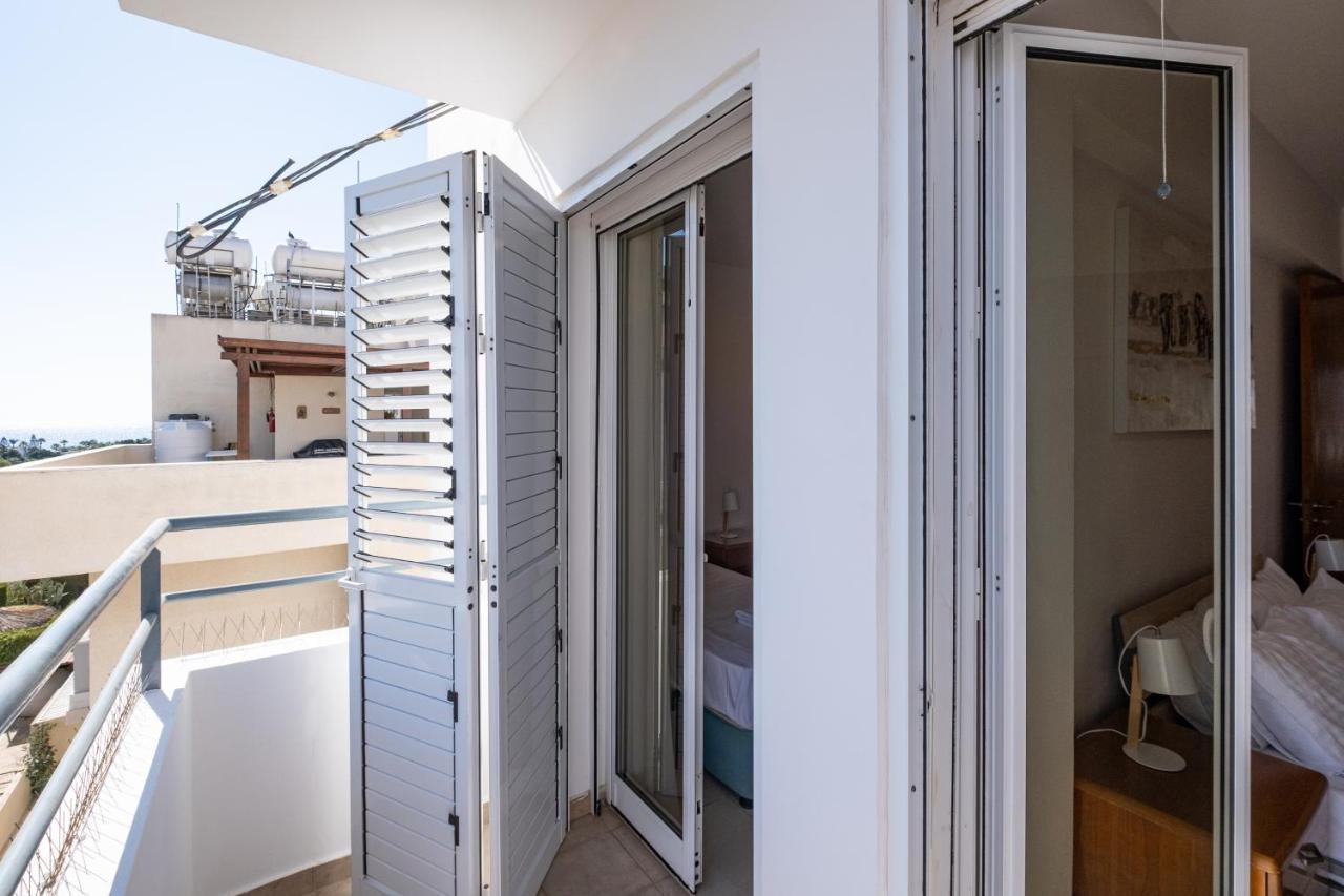 The Saline Views Makenzy Apartment Larnaca Bagian luar foto